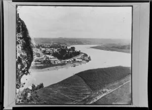View of Whanganui and river from Durie Hill looking north with Moutoa Gardens on the western bank