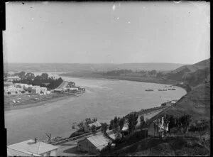 Whanganui River from Durie Vale looking north, with Moutoa gardens on the eastern bank