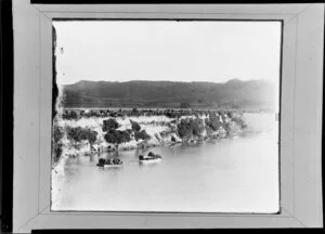 Webb vs Arnst sculling race, Whanganui River, with spectators on barges, and on the river bank