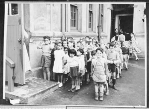 Infant pupils at Thorndon School, Wellington