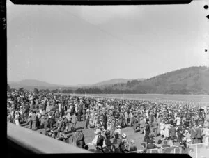 Crowd at Trentham Racecourse, Royal Tour 1953-1954