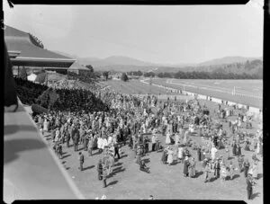 Crowd at Trentham Racecourse, Royal Tour 1953-1954