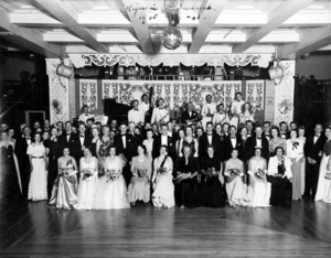 Raine, William Hall, 1892-1955 :The Laurie Paddi dance band and dancegoers at the Majestic Cabaret, Wellington