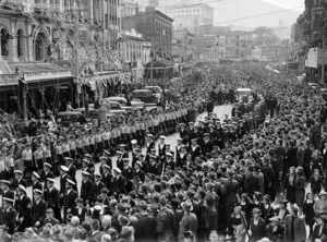 Crowds in Lambton Quay, Wellington, welcoming the crew of HMS Achilles