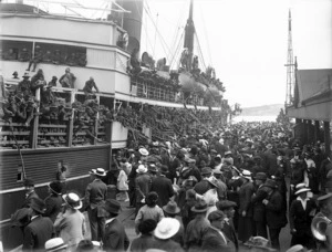 Crowd farewelling World War I troops, Lyttelton