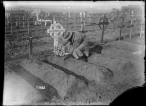 An Auckland officer placing a wreath on the grave of Lieutenant W P Richards, near Abeele, France