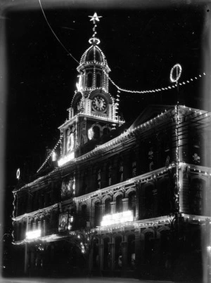 General Post Office in Wellington, illuminated to mark the visit of the Duke and Duchess of Cornwall & York