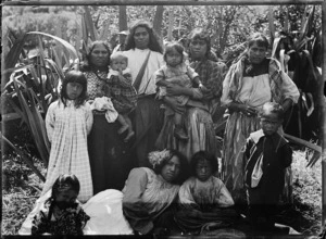 Group of Maori women and children