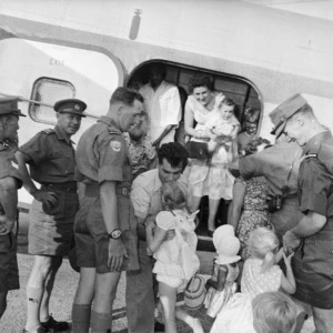 Families of New Zealand soldiers arriving in Malaya