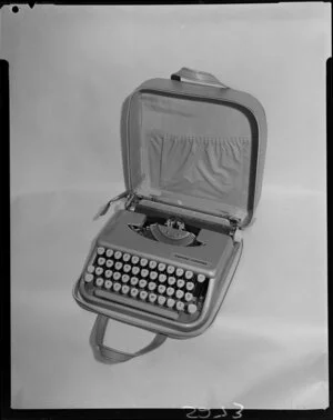Carona Empire typewriter
