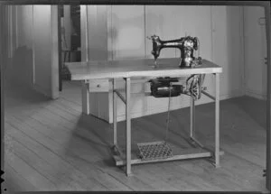 Industrial leatherworking sewing machine