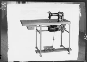 Industrial leatherworking sewing machine