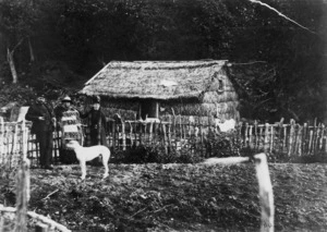 Group alongside a whare at Karaka Bay, Wellington