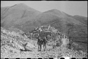 New Zealand soldiers near the Italian village of Aquafondata.