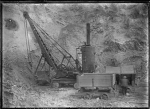 Mobile steam crane in use for excavation, in 1910.