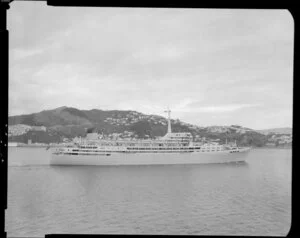 Shaw Savill, Southern Cross leaving Wellington