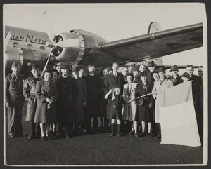 De Valera with a welcoming group at Auckland airport