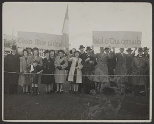 Group with banners and flag waiting to greet De Valera