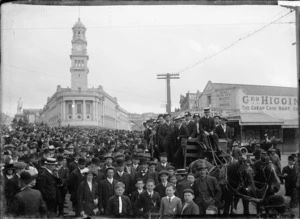 Crowd in Queen Street near the Auckland Town Hall