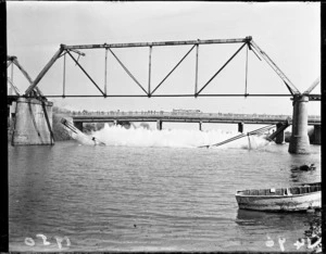 Demolition of old Hutt bridge