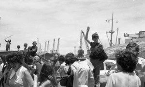 Ship leaving queens' wharf, Crowd