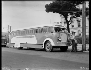Number 16 Eastbourne-Wellington bus outside Old Government Buildings, Wellington