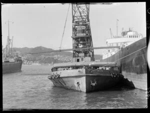 The floating crane Hikitia beside a ship