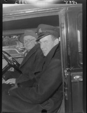 Mr Fordham, oldest holder of a driving licence in Wellington, with unidentified companion [Traffic officer?]