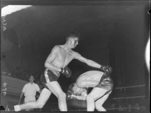 New Zealand Boxing Association middleweight title match between Barry Brown and Pran Mikus at Wellington Town Hall, featuring eye injury