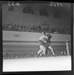 New Zealand Boxing Association middleweight title match between Barry Brown and Pran Mikus at Wellington Town Hall, including eye injury