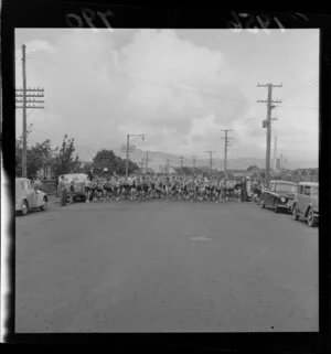 A large crowd of harriers at the start of a running race in Petone