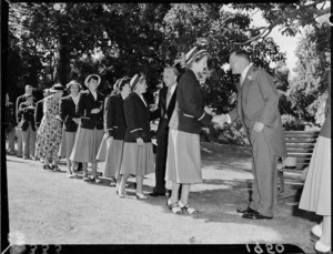 Athletes in 1950 British Empire Games meeting dignitaries, Government House, Auckland