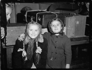 Children and suitcases arriving in Wellington on the Hellenic Prince