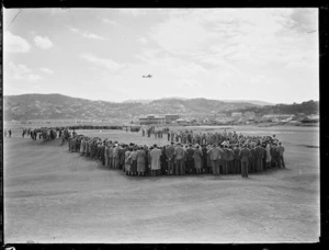 Crowd watching Bobby Locke playing an exhibition golf match at Miramar, Wellington