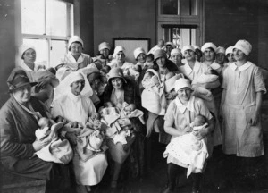 Lady Bledisloe with babies, nurses, and other women, at a Karitane Hospital