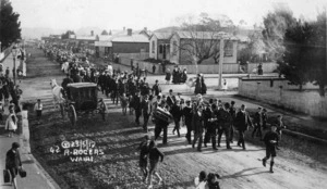 Marching strikers and supporters during the Waihi miners' strike