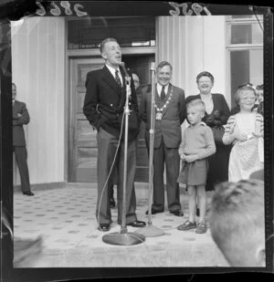 Norman Read at the civic welcome for him at Lower Hutt, with the Mayor of Lower Hutt