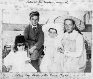 The children and first wife of Harry Goold Spackman at the Tea Gardens, Aromoho