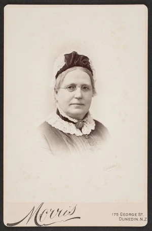 Morris (Dunedin) fl 1873-1899 :Portrait of unidentified woman