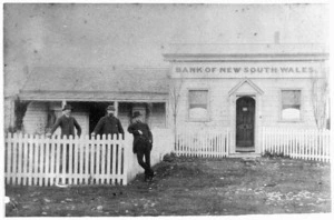 Men alongside the Bank of New South Wales, Charleston, West Coast