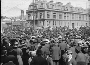 Crowd outside entrance to Queens Wharf, Wellington, during the 1913 Waterfront Strike