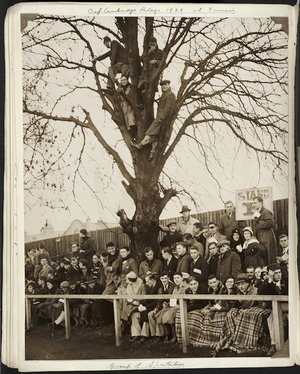 Photograph of spectators at the Oxford-Cambridge relay races