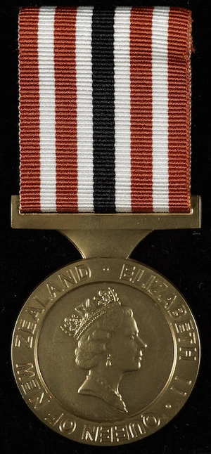 Royal Australian Mint :The New Zealand 1990 Commemmoration medal [issued to Douglas Lilburn]. Elizabeth II, Queen of New Zealand. [Obverse]