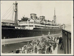 The ship Wanganella, leaving Wellington for Sydney, Australia