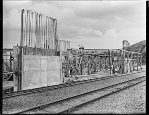 Construction of the Petone overhead bridge, Wellington