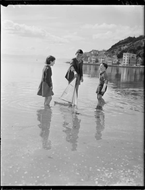 Children at Oriental Bay