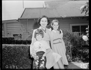 Mrs Harold Ross with her daughters