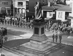 Creator unknown : Photograph of World War II soldiers marching on Kent Terrace, Wellington, past the statue of Queen Victoria