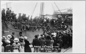 New Zealand soldiers on board the Limerick being farewelled from the wharf, Wellington