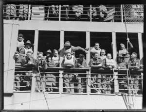 World War II troops returning to New Zealand on the Aquitania, Wellington